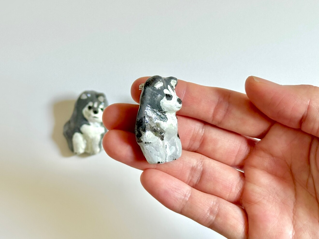 シベリアンハスキーの子犬のブローチ｜陶土アクセサリー｜リベシティ