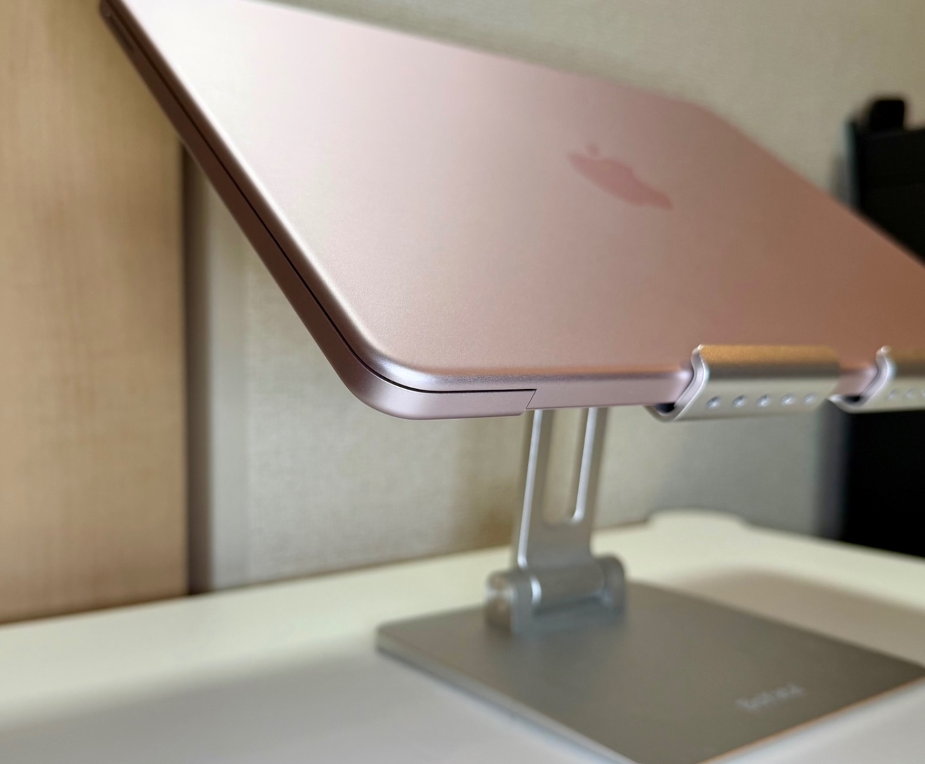 MacBook Neo 8GB/512GB 13インチ ブラッシュ BT最大容量100％｜リベ