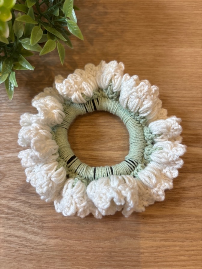 【ハンドメイド】手編みシュシュ 白色 花モチーフ かぎ針編み 髪ゴム ヘアゴム