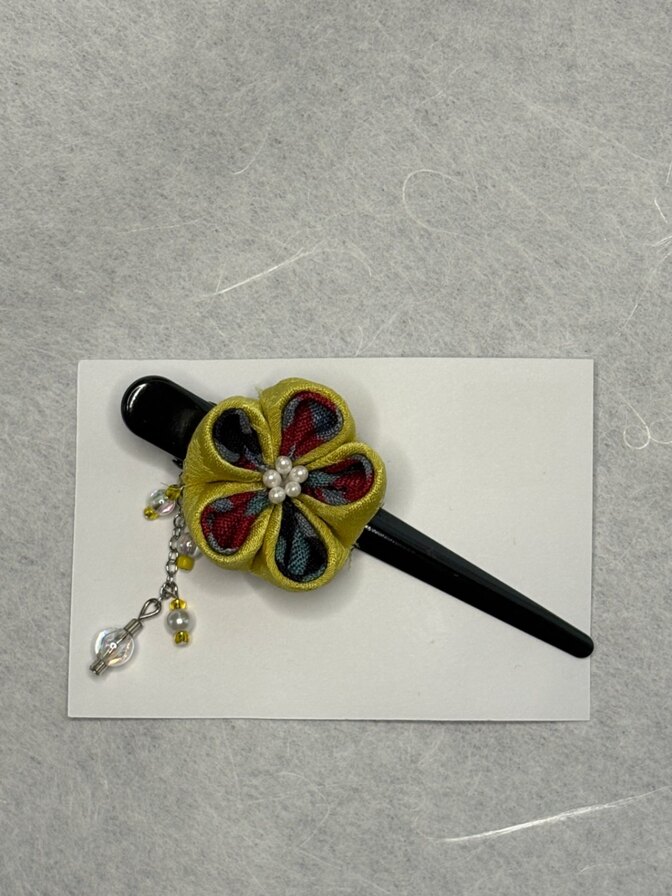 【ハンドメイド1点もの】着物シルクのつまみ細工ヘアクリップ｜黄色の花×ビーズ下がり飾り
