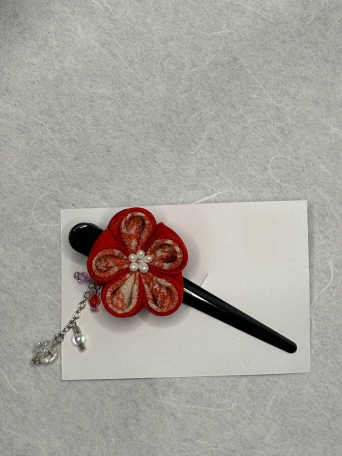 【ハンドメイド1点もの】着物シルクのつまみ細工ヘアクリップ｜赤の花×ビーズ下がり飾り