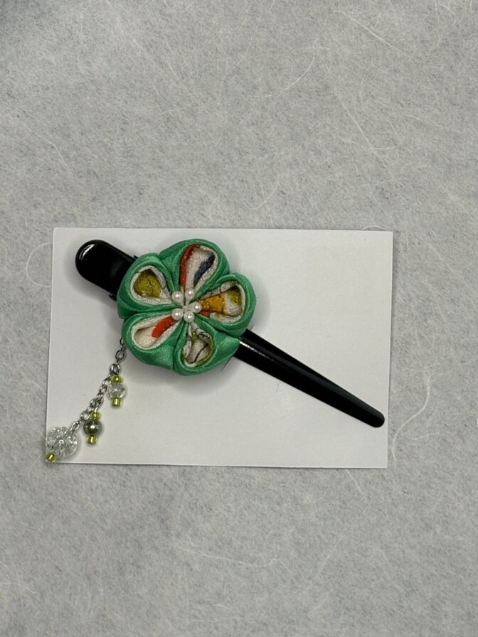 【ハンドメイド1点もの】着物シルクのつまみ細工ヘアクリップ｜緑の花×ビーズ下がり飾り