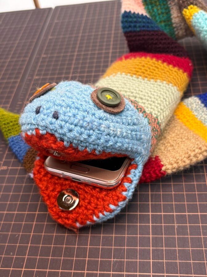 とっても邪魔なヘビの編みぐるみポーチ｜スマホが入ります