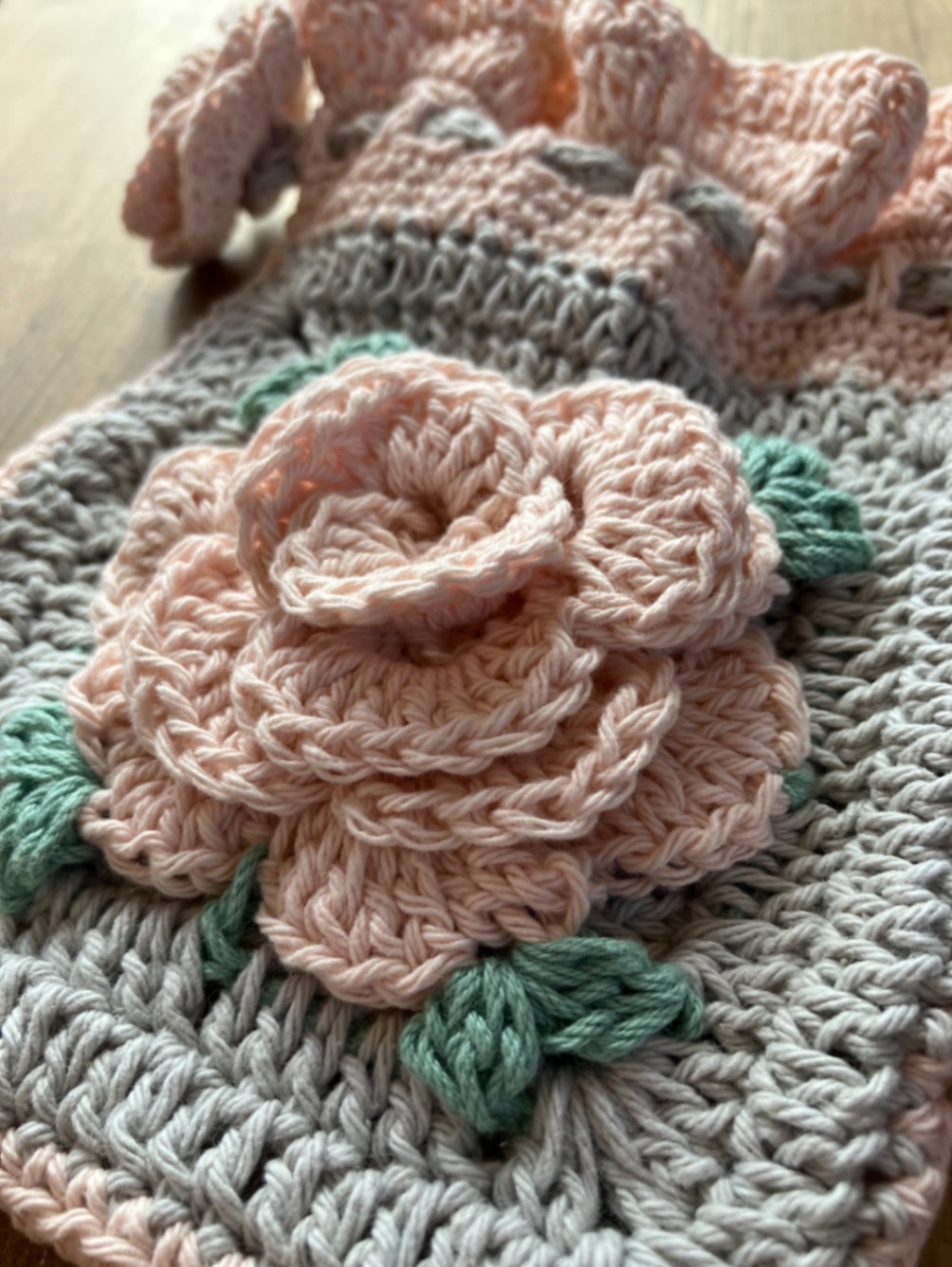 ハンドメイド】バラモチーフの巾着 くすみピンク×グレー|リベシティ ハンドメイド】バラモチーフの巾着 くすみピンク×グレー|リベシティ