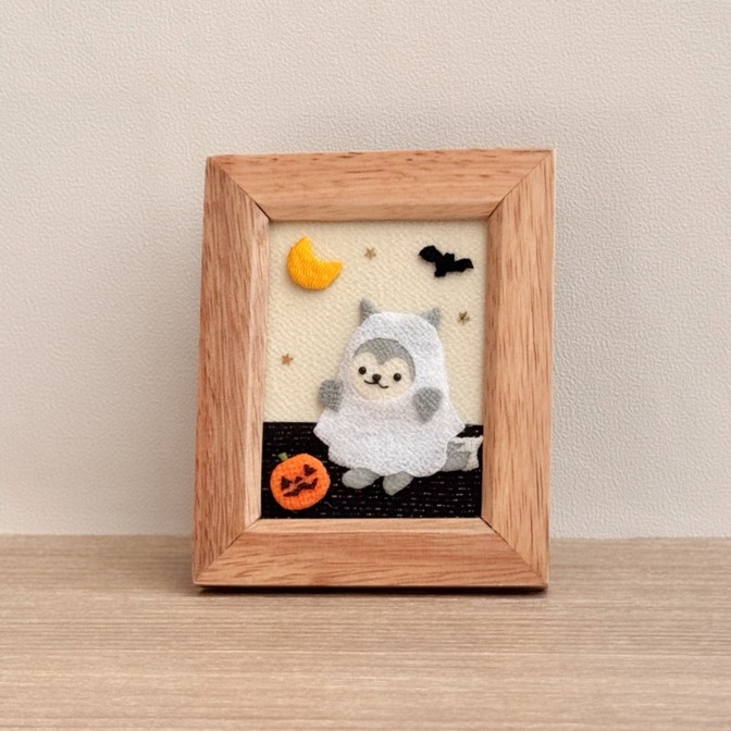 ハロウィン飾り｜おばけに仮装したオオカミのちりめんミニフレーム【ハンドメイド】