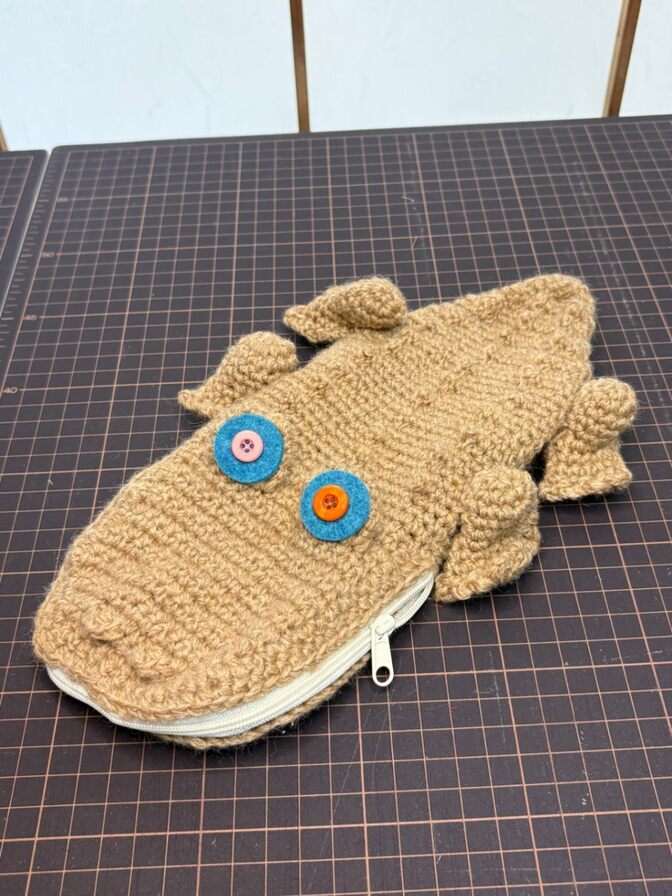 とっても邪魔なワニの編みぐるみポーチ｜スマホが入ります