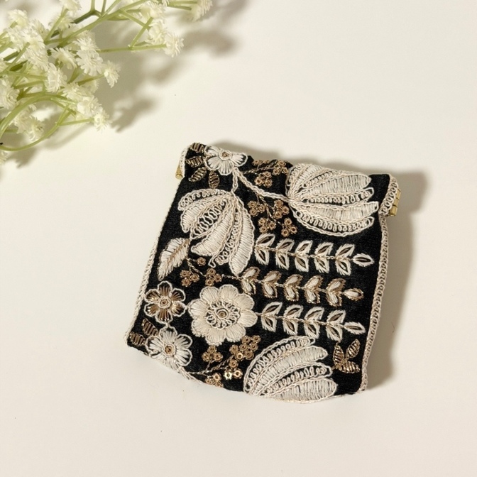 インド刺繍リボン🎀マチ付きバネロポーチ