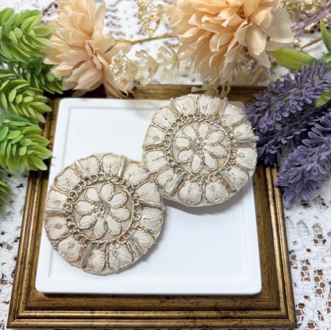 インド刺繍ヘアクリップ｜ホワイト×ゴールド 丸モチーフ ワニクリップ
