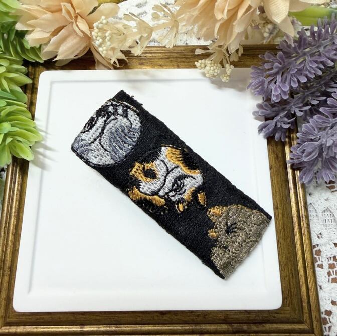 猫刺繍ヘアクリップ｜ブラック×まるまり猫3匹 ワニクリップ