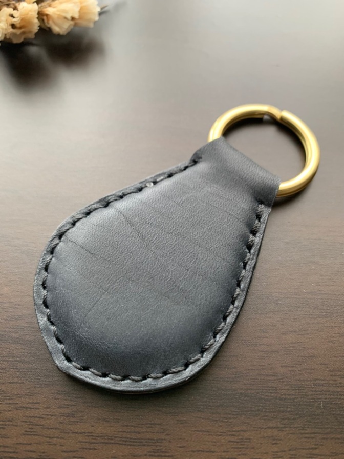 【ハンドメイド】栃木レザー 本革 手縫いキーホルダー しずく型 ネイビー 真鍮リング