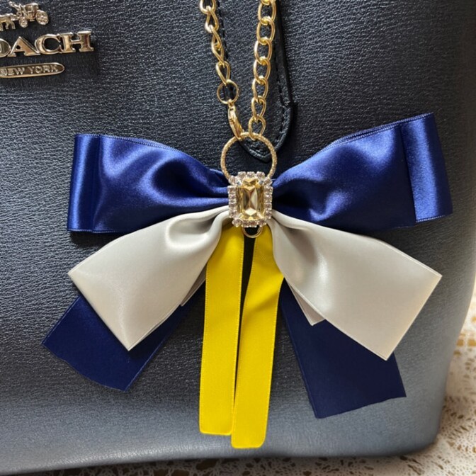 ハンドメイド 青黄チャームリボン🎀 オタ活にもオススメ リボン真ん中にキーホルダーが付けられます♪