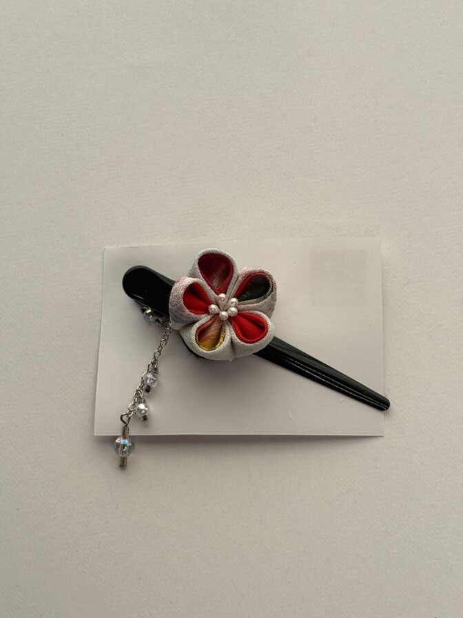 【ハンドメイド1点もの】着物シルクのつまみ細工ヘアクリップ｜白×赤の花×ビーズ下がり飾り