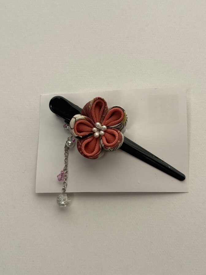 【ハンドメイド1点もの】着物シルクのつまみ細工ヘアクリップ｜コーラルの花｜七五三・成人式・お正月に