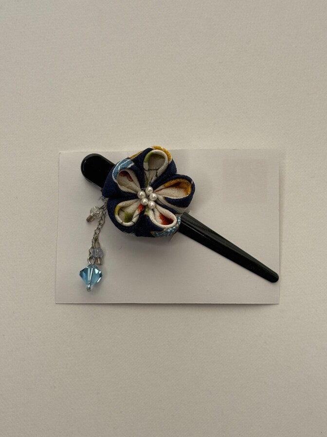 【ハンドメイド1点もの】着物シルクのつまみ細工ヘアクリップ｜紺×マルチカラーの花