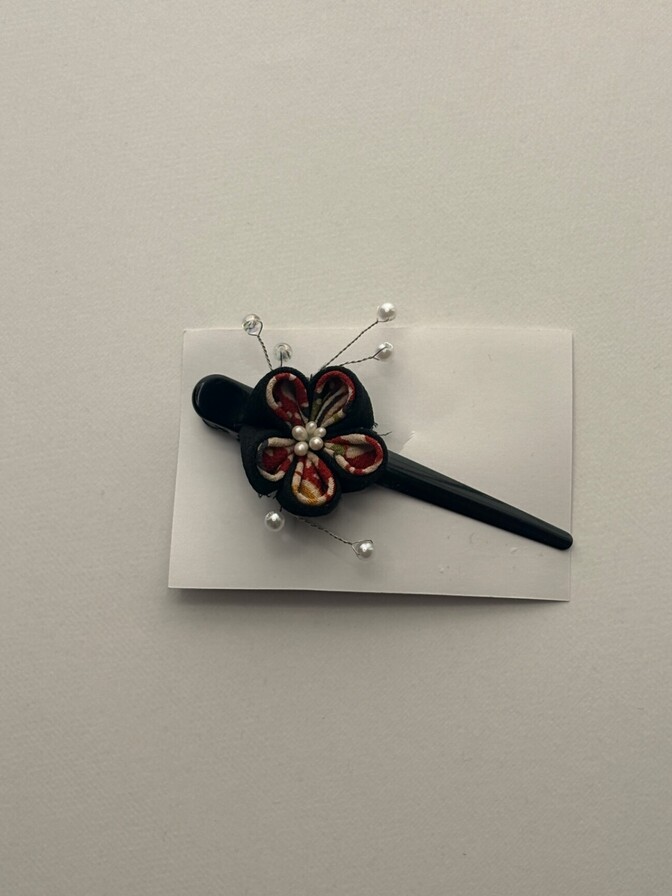 【ハンドメイド1点もの】着物シルクのつまみ細工ヘアクリップ｜黒×レッドの花