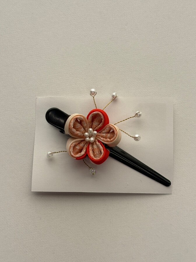 【ハンドメイド1点もの】着物シルクのつまみ細工ヘアクリップ｜オレンジの花｜七五三・成人式・お正月に