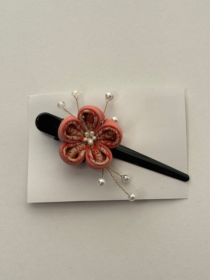 【ハンドメイド1点もの】着物シルクのつまみ細工ヘアクリップ｜コーラルピンクの花