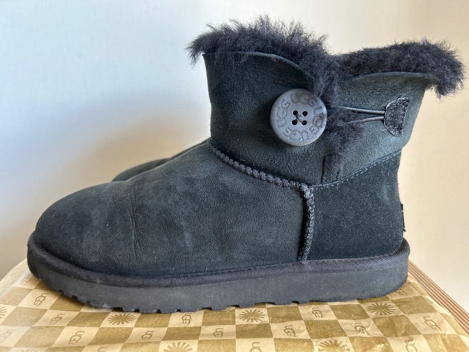 UGG アグ ショートムートンブーツ ブラック ボタン付き ふわふわファー