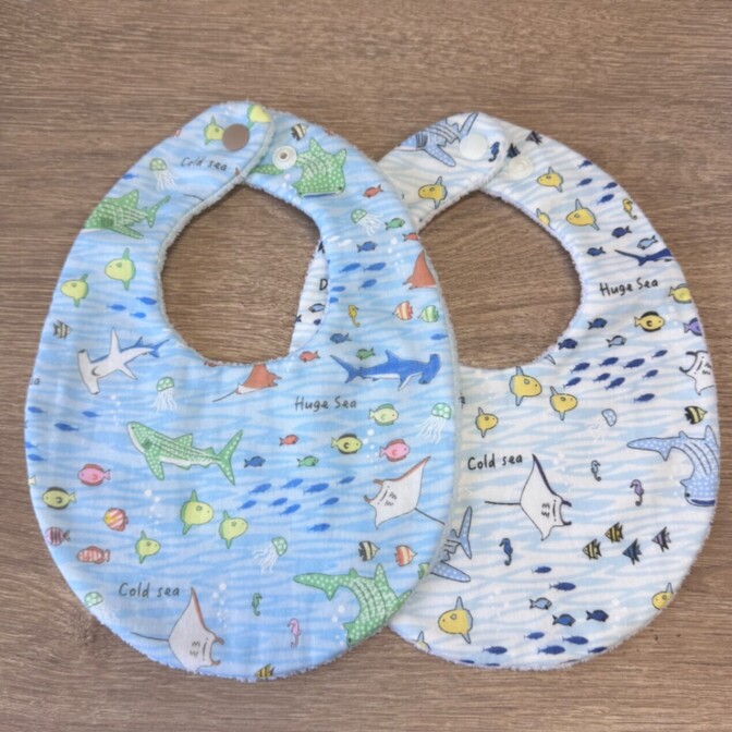 子育て応援！ベビースタイ［ハンドメイド］ふんわりやさしい♡リバーシブルベビースタイ２枚組