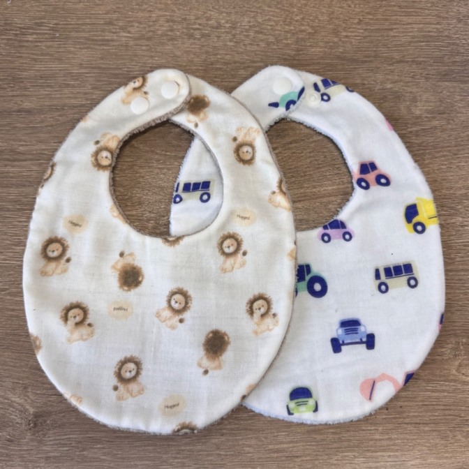子育て応援！ベビースタイ［ハンドメイド］ふんわりやさしい♡リバーシブルベビースタイ２枚組