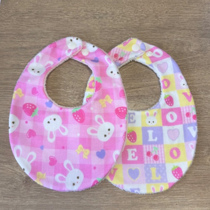 子育て応援！ベビースタイ［ハンドメイド］ふんわりやさしい♡リバーシブルベビースタイ2枚組