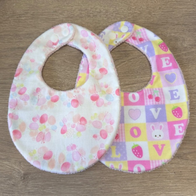 子育て応援！ベビースタイ［ハンドメイド］ふんわりやさしい♡リバーシブルベビースタイ2枚組