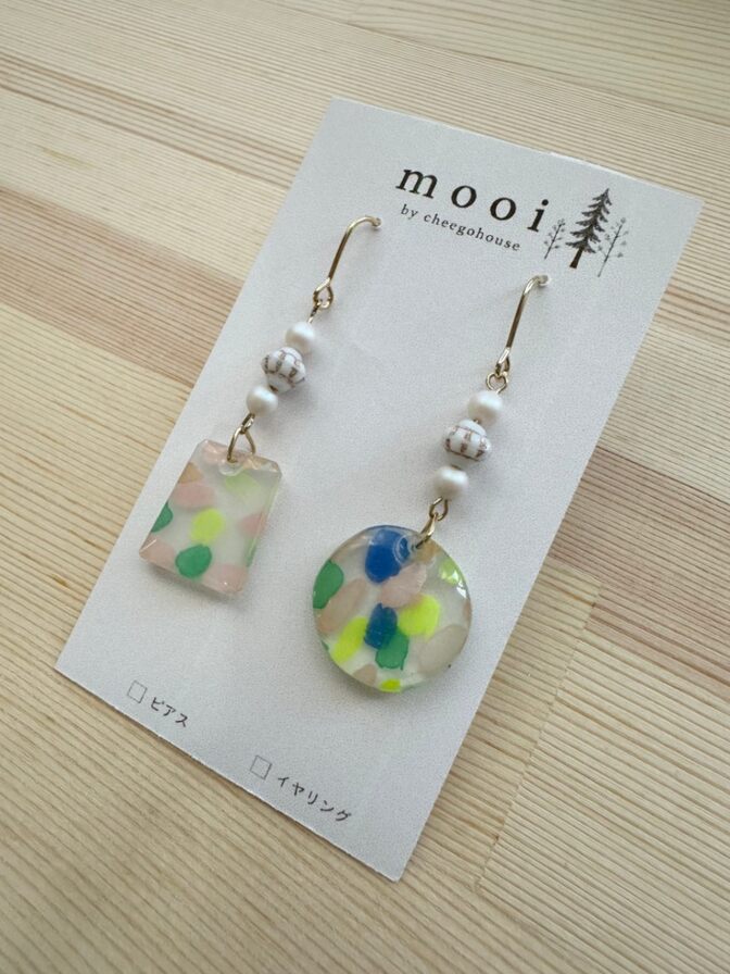 【ピアス】レジンxプラバン　まると四角のアシンメトリー