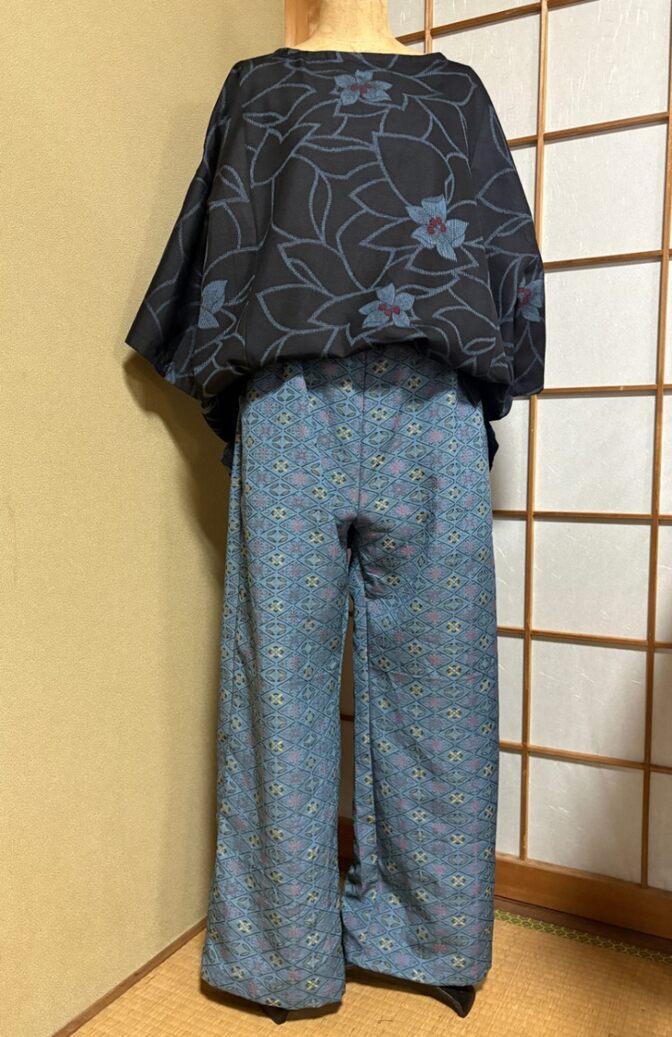 【ハンドメイド1点もの】着物リメイク シルクのストレートパンツ｜小紋 ポケット付き ウエストゴム