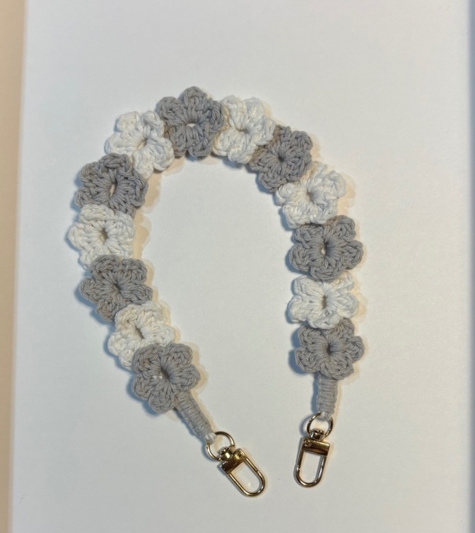 【ハンドメイド】コットン100% お花の手編みスマホストラップ 40cm（グレー×ホワイト）