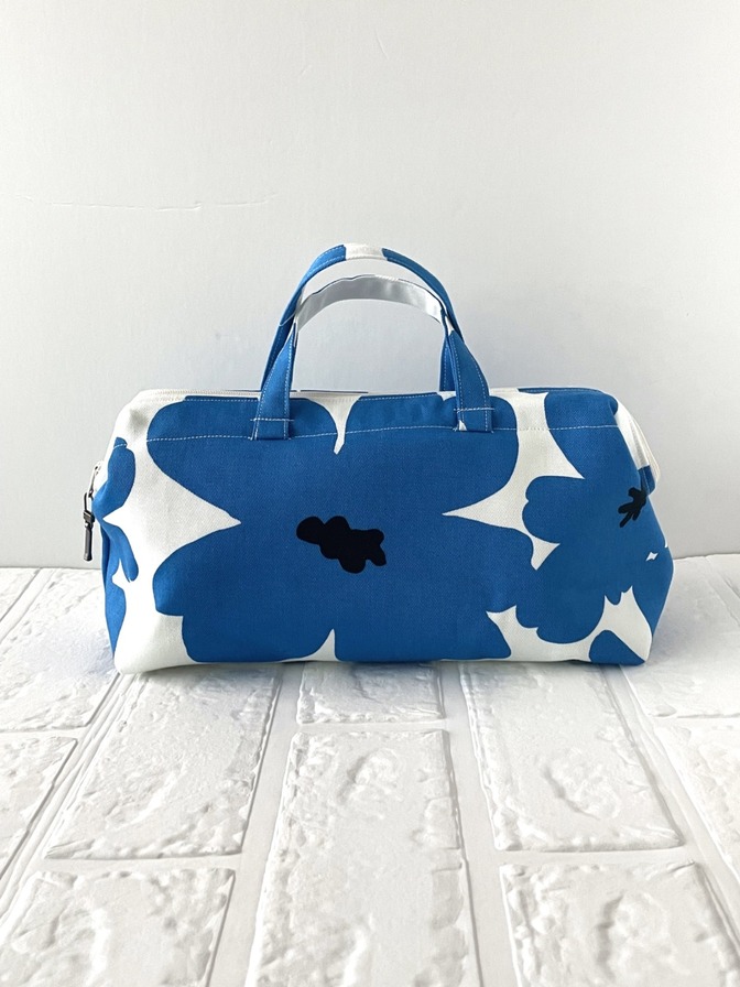 　華やかな青い花柄の大容量ワイヤーポーチ  大きめ　ポーチ　