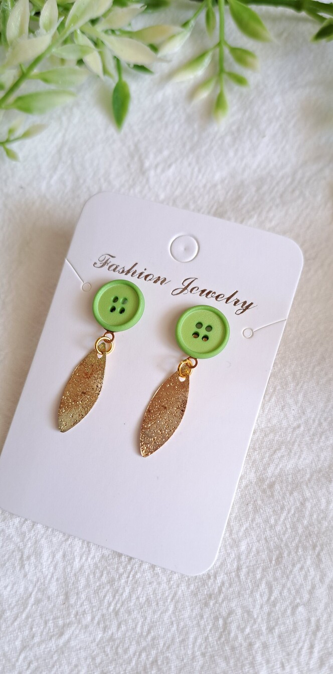 訳あり!値下げ! ✨ボタン✨ピアス ゆれるピアス 再販なし!の1点モノです😊