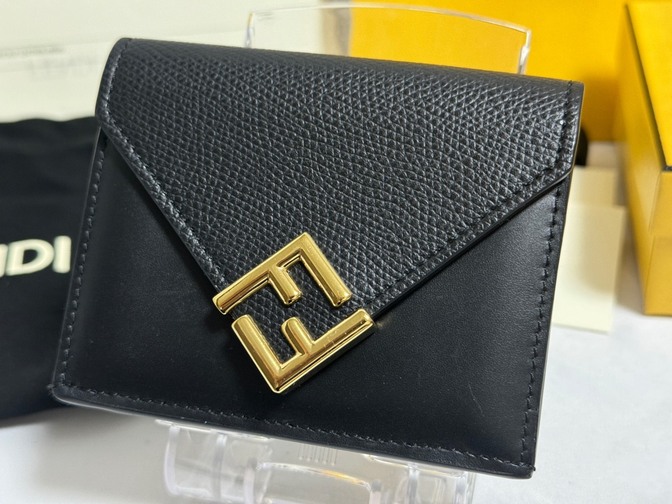 【中古・美品】FENDI 三つ折り財布(8M0480)男女兼用 購入証明書付(2024年5月購入)