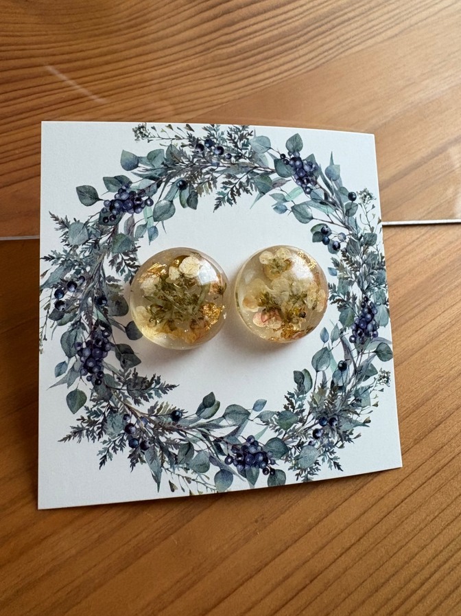 ハンドメイド☆金属アレルギー対応ピアス
サージカルステンレス使用
本物のドライフラワー使用