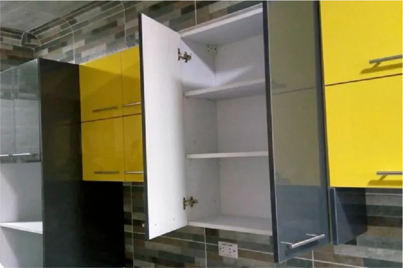 مطبخ HPL أصفر وأسود