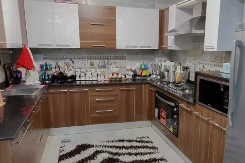 مطبخ مودرن اكريليك بني وأبيض