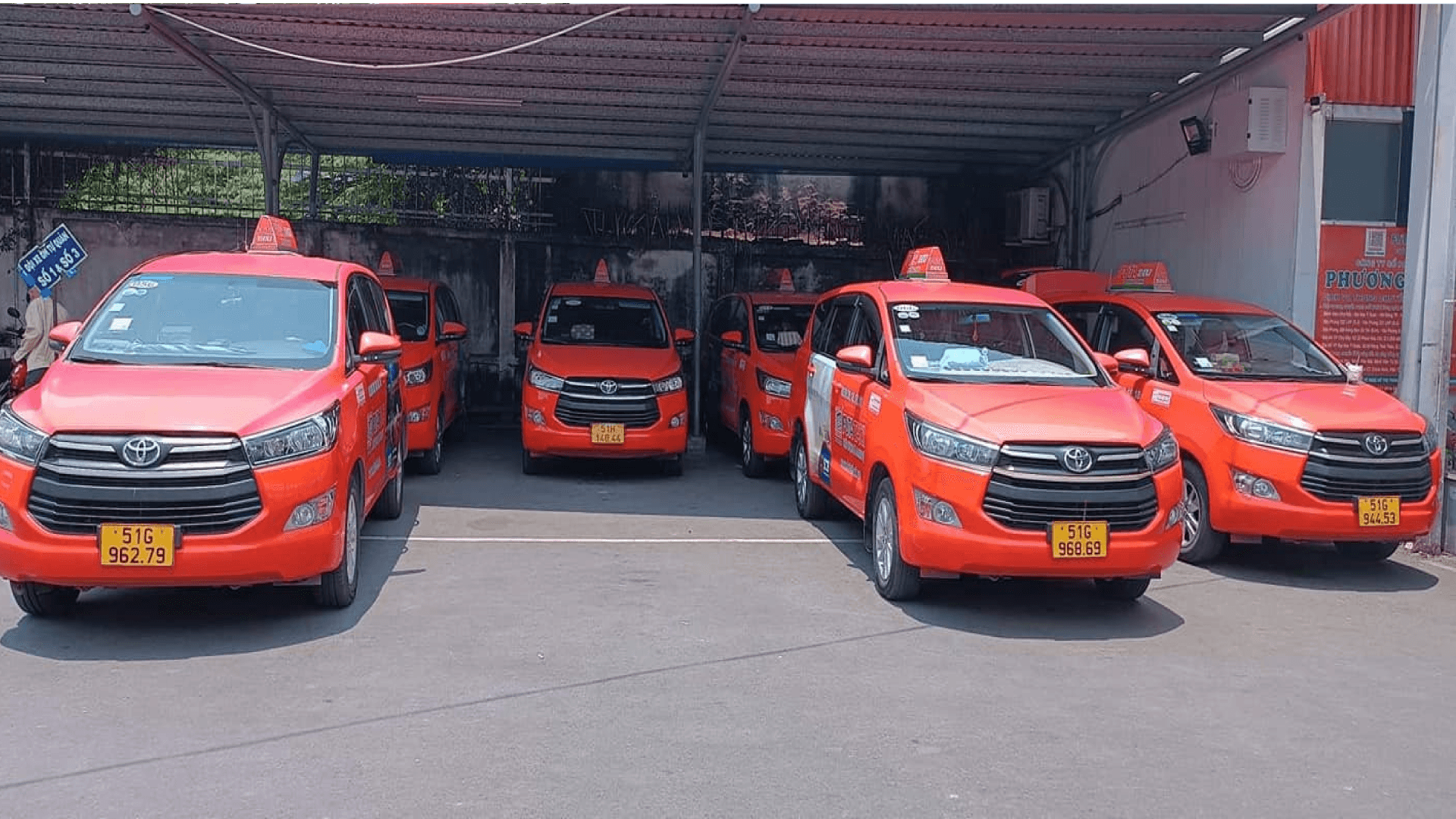 FUTA Taxi phục vụ khách hàng tại Bến xe Miền Tây