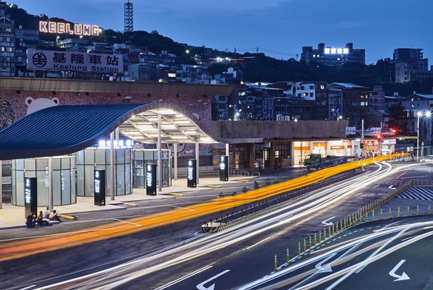 位於基隆車站前廣場的國光客運基隆轉運站，出自本土建築師曾柏庭之手。