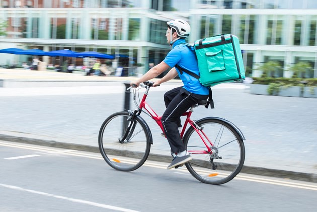 兼職外送員、Uber司機、社群小編等零工經濟型態，近幾年相當盛行，工作者卻可能讓自己淪為勞動弱勢族群。