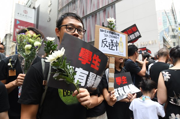 反送中港青是「暴民」，還是英國半世紀開明教育後的存在？