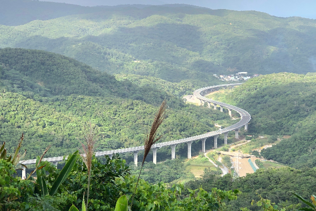 新南迴「安朔高架橋」遠看宛如一尾遊龍隱於山林。