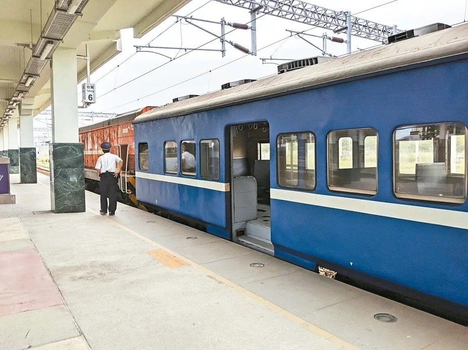 有解憂列車美譽的「藍皮普快列車」，馳騁在南迴線，是台鐵目前仍在行駛中最古老列車。圖片來源：聯合報系資料