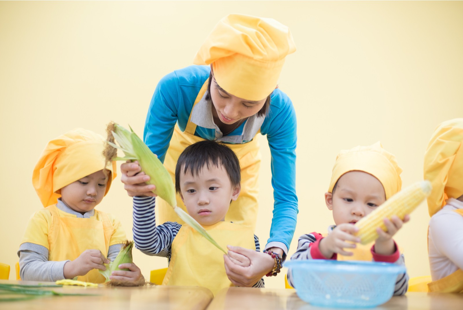 幼兒園的英文叫做「preschool」，也就是「學前」的教育。