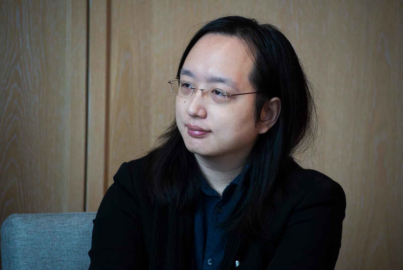 1981年生的唐鳳，在入閣前即是小有名氣的公民黑客，曾任蘋果等公司顧問、Haskell與Perl社群領導者。