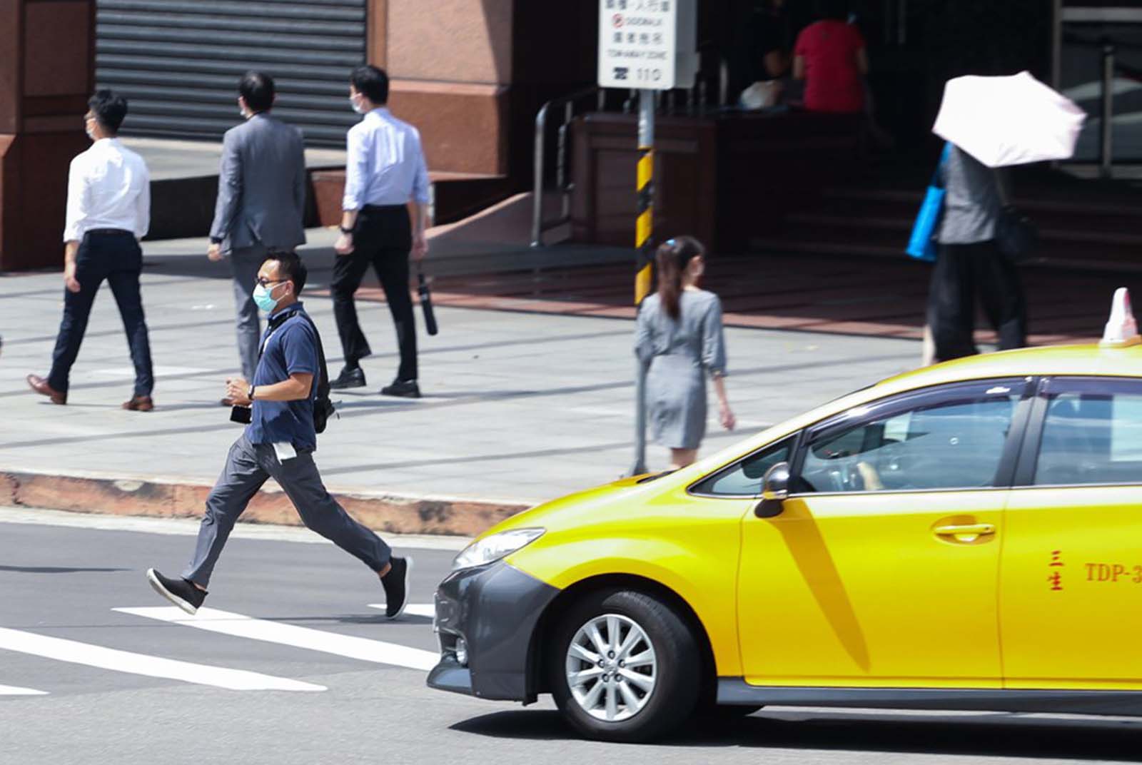 台灣道路設計思維「以車為本」，人行道未妥善規劃，導致原應安全的斑馬線交通事故橫生。