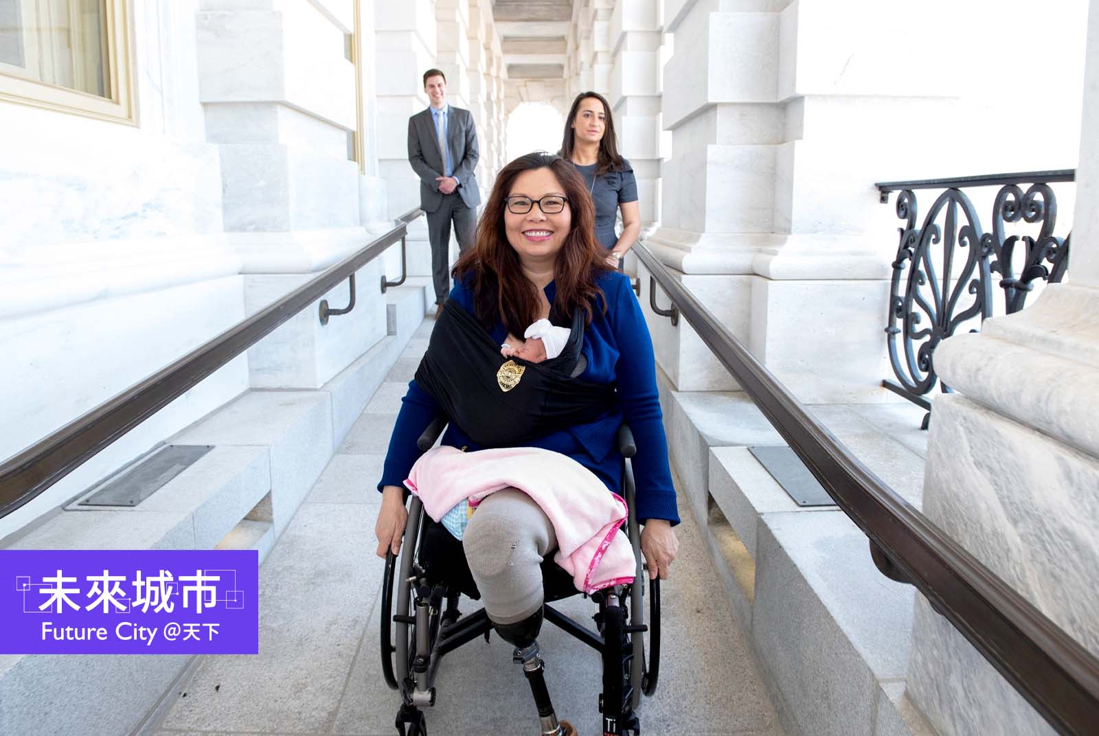 譚美・達克沃絲（Tammy Duckworth）為首位在任內懷孕生產、帶嬰兒進議場的參議員。