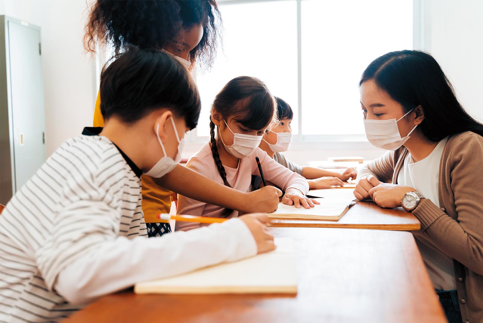 比起一直叮嚀孩子防疫，不如將相關觀念融入課程中，建立學生自主防疫的意識。