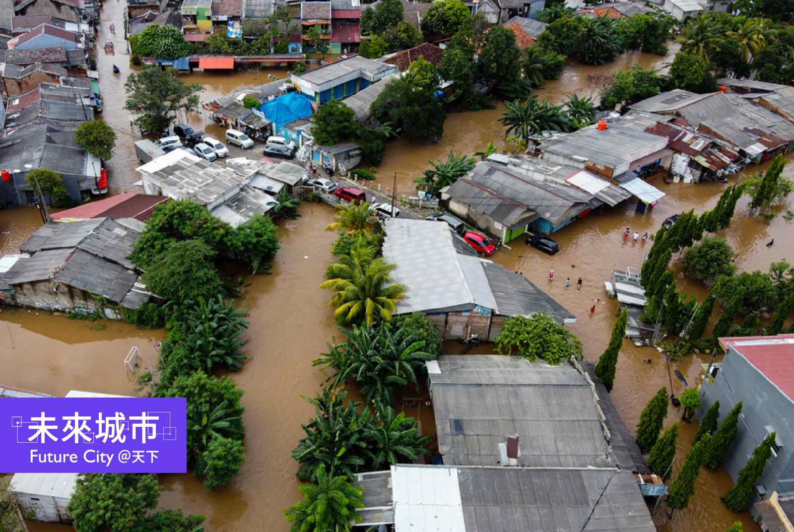 印尼的非正式都市聚落多位於洪水氾濫地帶，頻繁的天災讓更多民眾無家可歸。