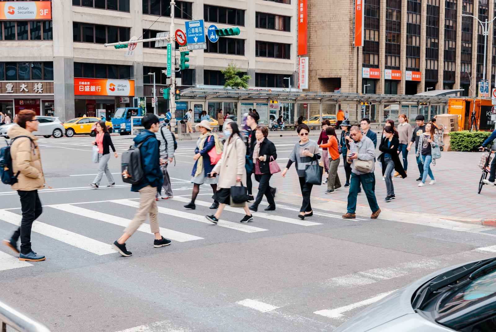 行人盲區「人車衝突」成奪命殺手 加油站出入口怎麼改能避免悲劇？ - 未來城市＠天下 - 進步城市的新想像