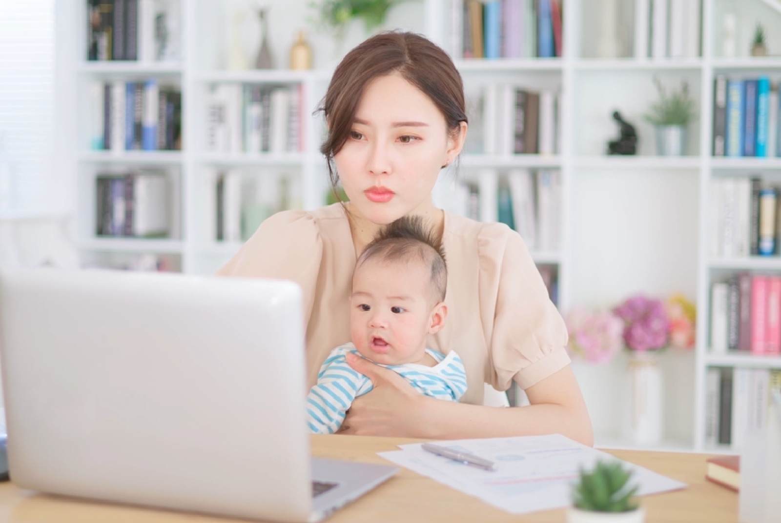 企業透過友善制度讓女性留在職場，不僅補足勞動缺口，更讓照顧家庭的責任不單落於女性身上。