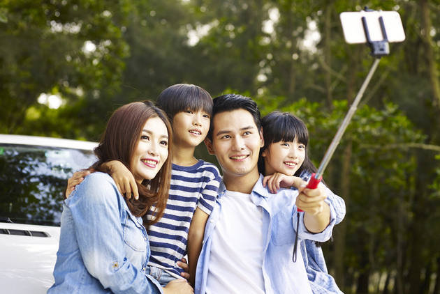 透過手機自拍一同拍下美好回憶。圖片來源：Shutterstock